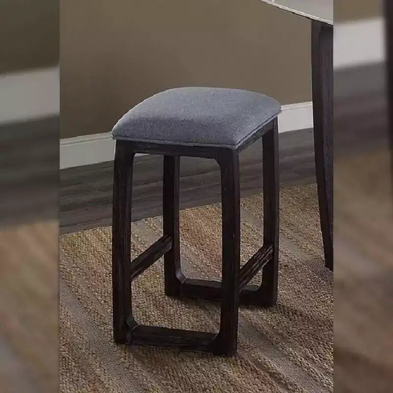 Sgabello da bar altezza bancone con seduta rivestita in lino e base in legno
