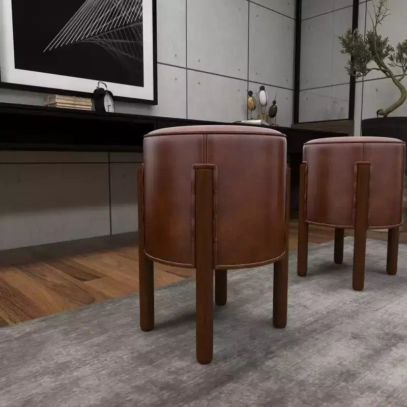 Sgabello poggiapiedi rotondo in pelle capitonné con struttura in legno, marrone