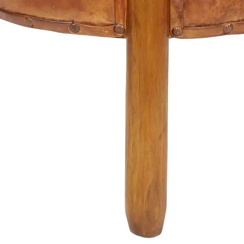 Sgabello poggiapiedi rotondo in pelle capitonné con struttura in legno, marrone