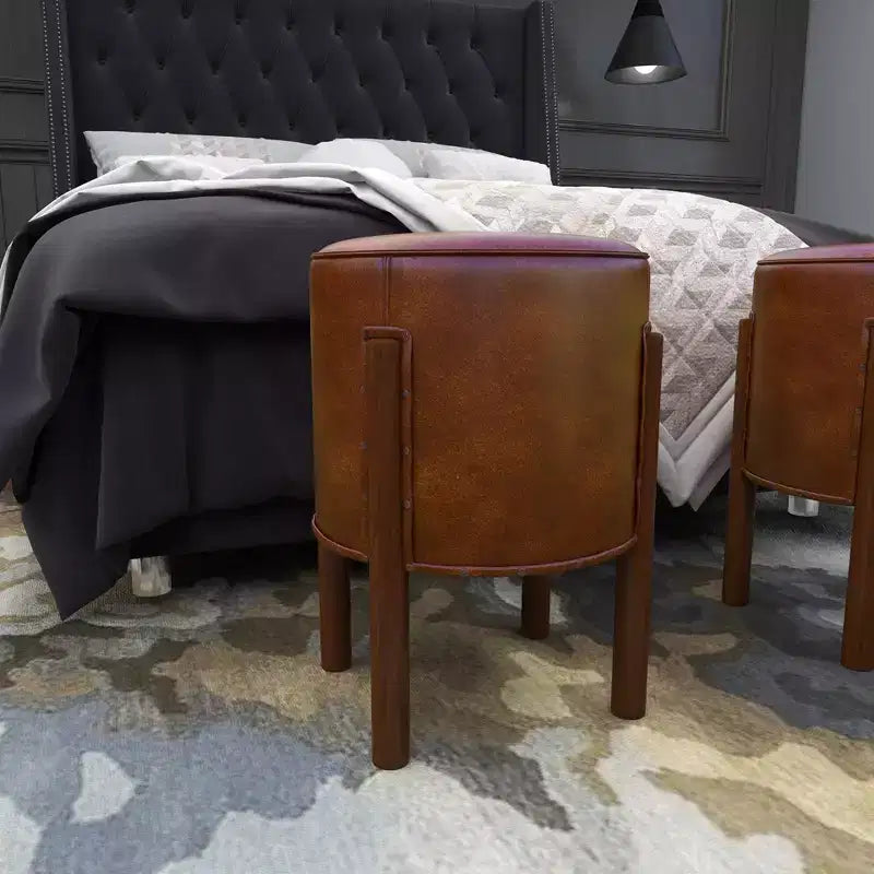 Sgabello poggiapiedi rotondo in pelle capitonné con struttura in legno, marrone