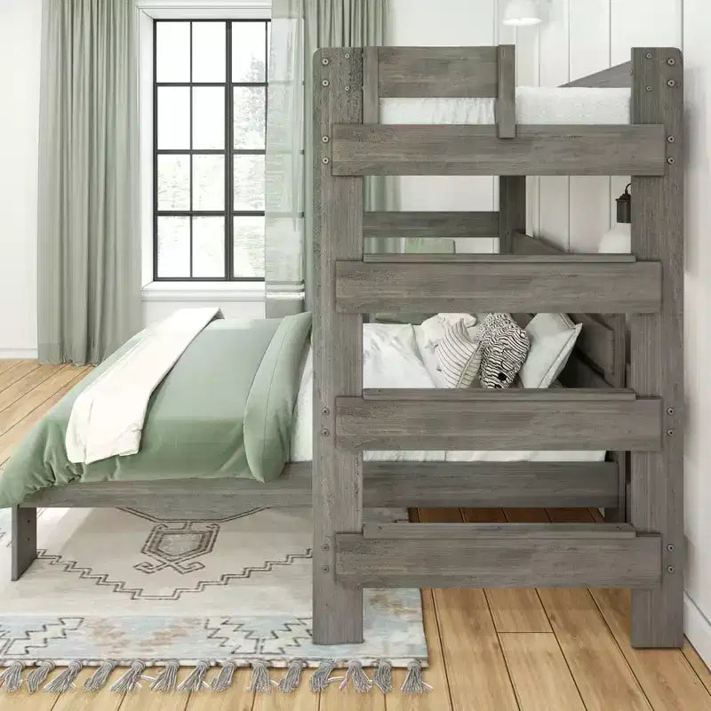 Letto a castello a L in stile rustico con scrivania, matrimoniale sopra queen size