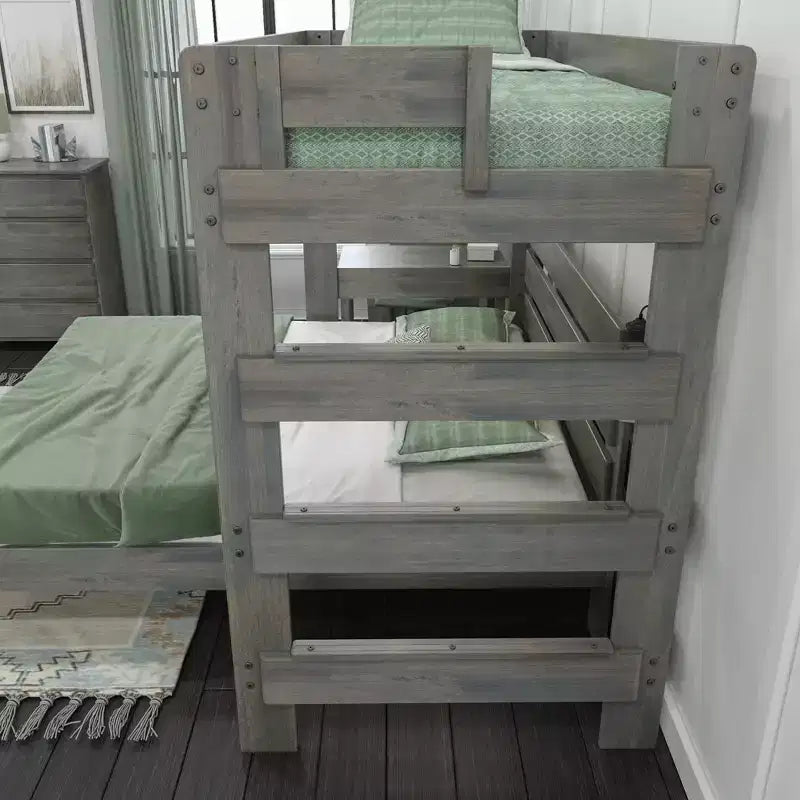Letto a castello a L in stile rustico con scrivania, matrimoniale sopra queen size