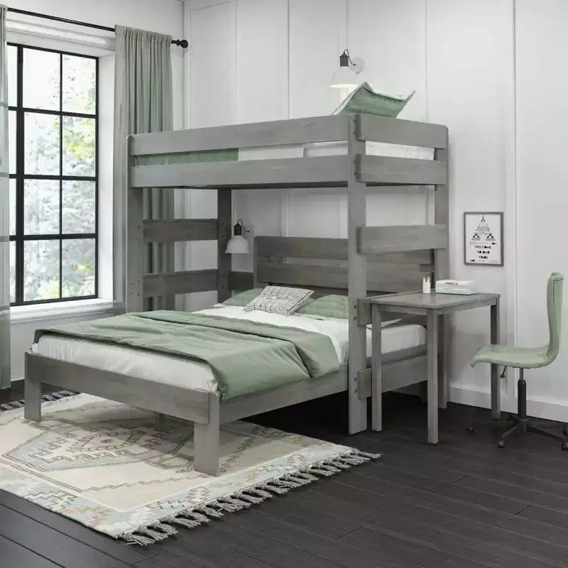 Letto a castello a L in stile rustico con scrivania, matrimoniale sopra queen size