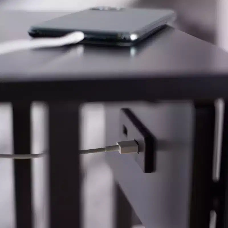Tavolino laterale a C in ferro nero con porte USB